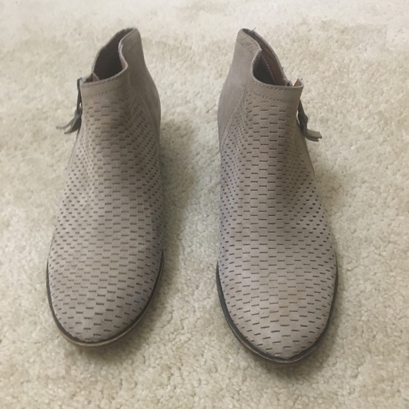 Lucky Brand Brielley Leather Bootie Ankle Boots Perforated Stacked Block Heel 9M - Picture 3 of 14